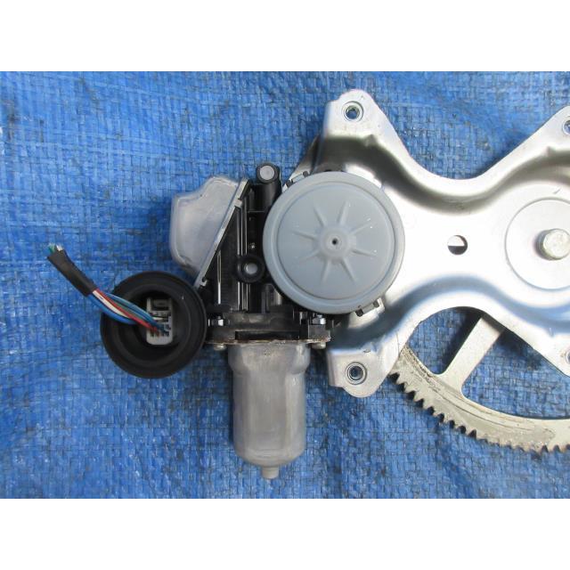 NOAH ノア DBA-ZRR70W 左スライドドアレギュレーター 85720-28140