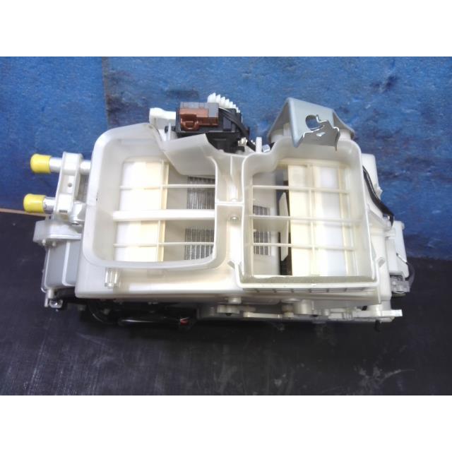 ヴォクシー DAA-ZWR80G リアエアコンユニット 88500-28090