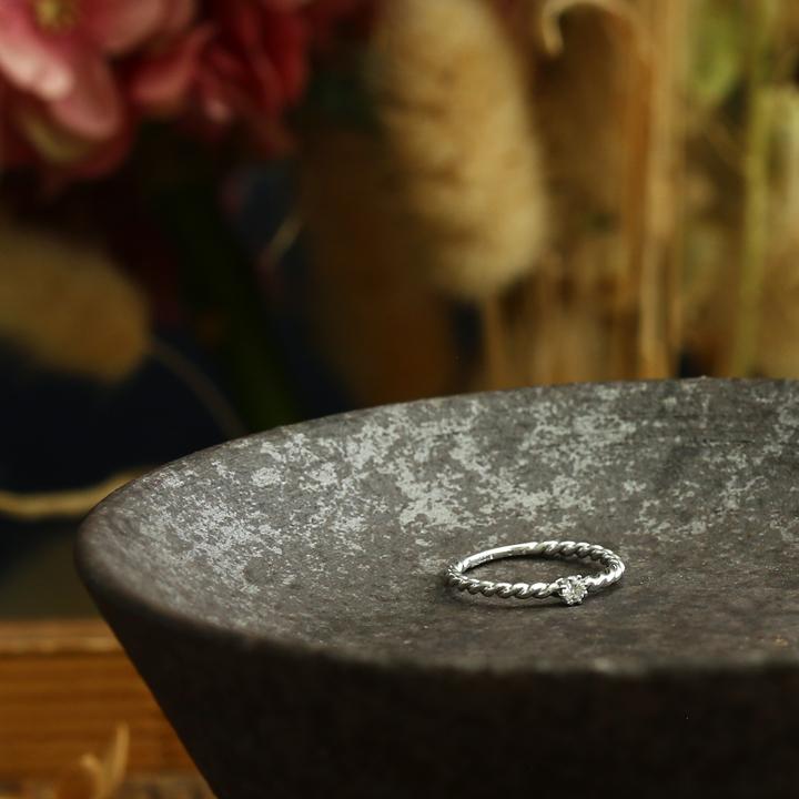 Avaron（アヴァロン） 一粒 ダイヤモンド ツイスト リング 指輪