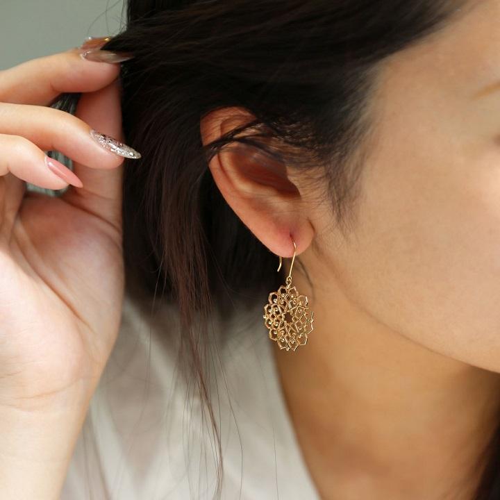 透かし柄 フックピアス 揺れる ピアス レディース アラベスク K10 K18 Pt900 ゴールド プラチナ ギフト プレゼント  Rudynore Hook Pierce | Avaron | 10