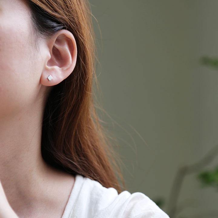 Avaron ひし形 プレート ピアス レディース K10 K18 Pt900