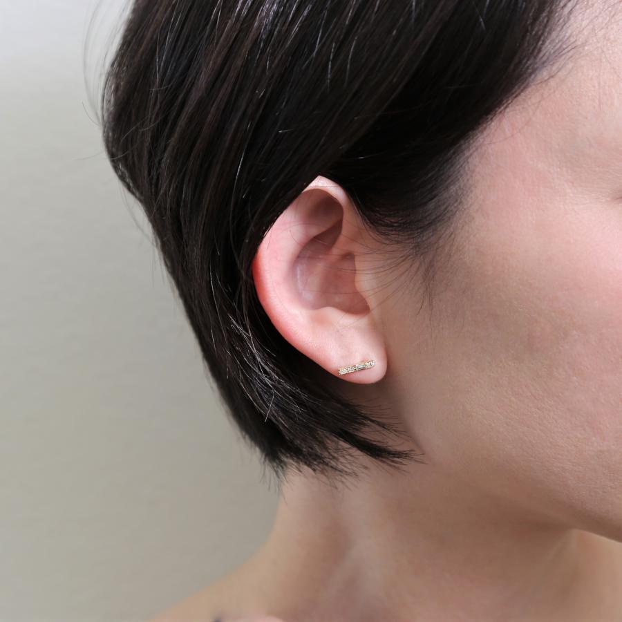 Avaron（アヴァロン） バゲットカット ダイヤモンド バー ピアス