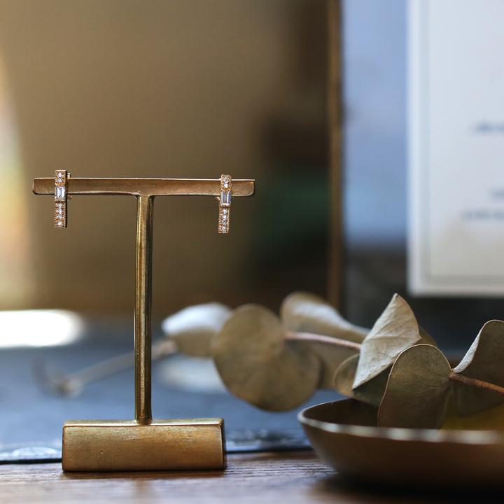 Avaron（アヴァロン） バゲットカット ダイヤモンド バー ピアス
