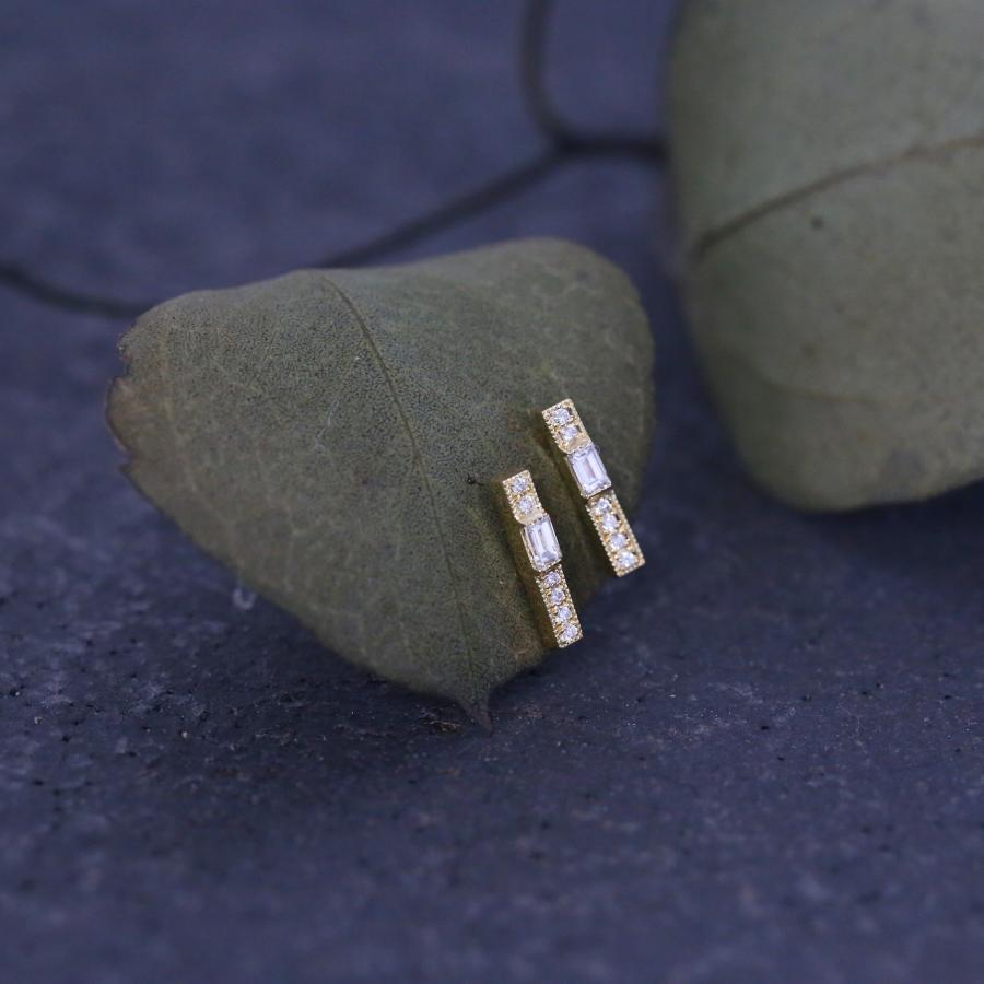 Avaron（アヴァロン） バゲットカット ダイヤモンド バー ピアス