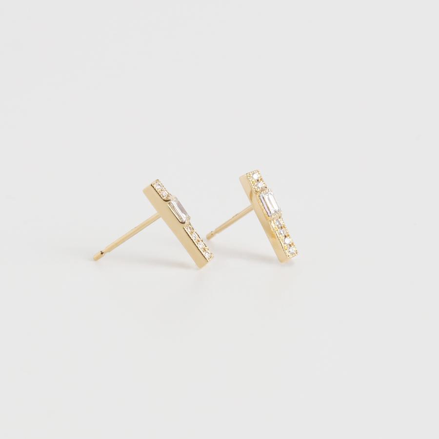 Avaron（アヴァロン） バゲットカット ダイヤモンド バー ピアス