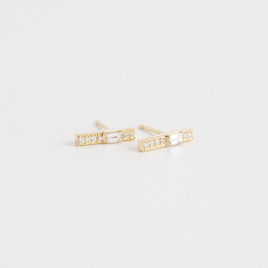 Avaron（アヴァロン） バゲットカット ダイヤモンド バー ピアス