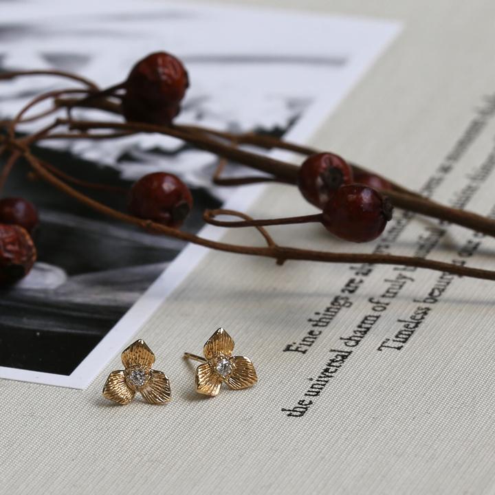 フラワー ピアス 延齢草 ダイヤモンド レディース K10 K18 Pt900 ゴールド 片耳 両耳 ギフト プレゼント  Trillium Pierce | Avaron | 10