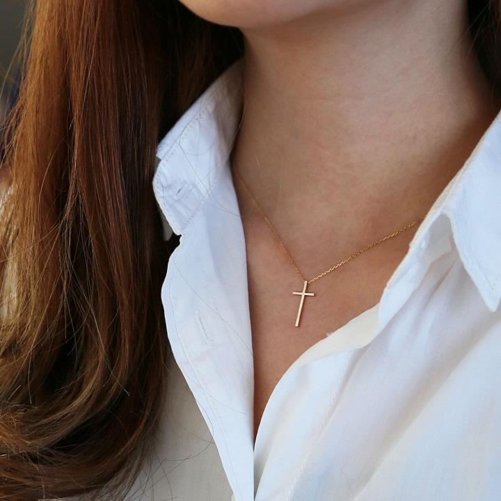 AVARON Chrono 10KPG ダイヤクロスネックレス美品 Avaron（アヴァロン） ゴールド クロス ネックレス K10 K18 Pt900