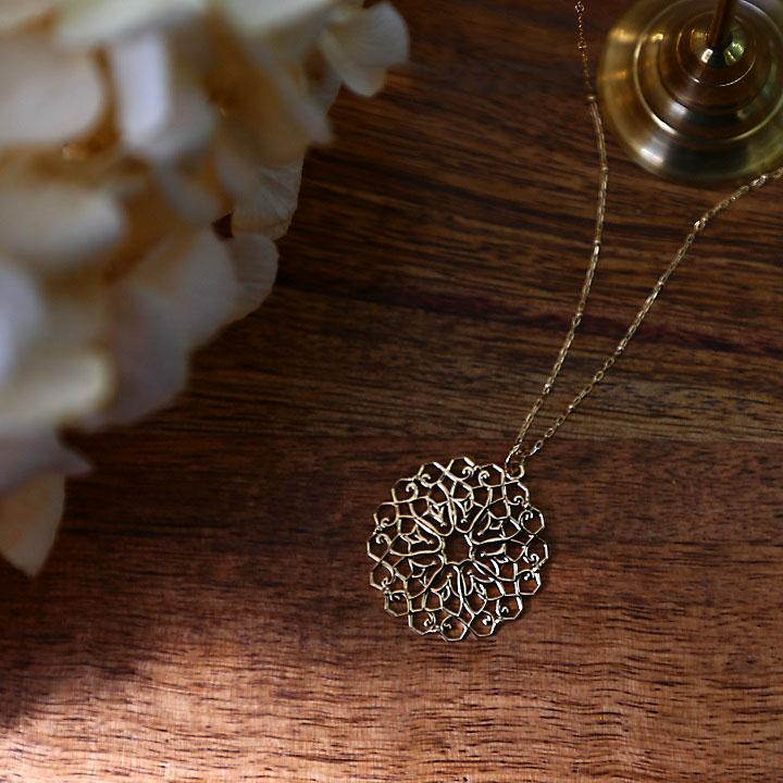 Avaron（アヴァロン） 透かし柄 ロングネックレス レディース ゴールド