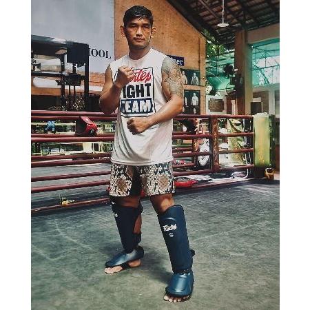 Fairtex SP9 Ultra Ergo Shin Pads | Muay Thai, Kickboxing Shin Guards Made with Syntek Leather (Black, Extra Large)の画像