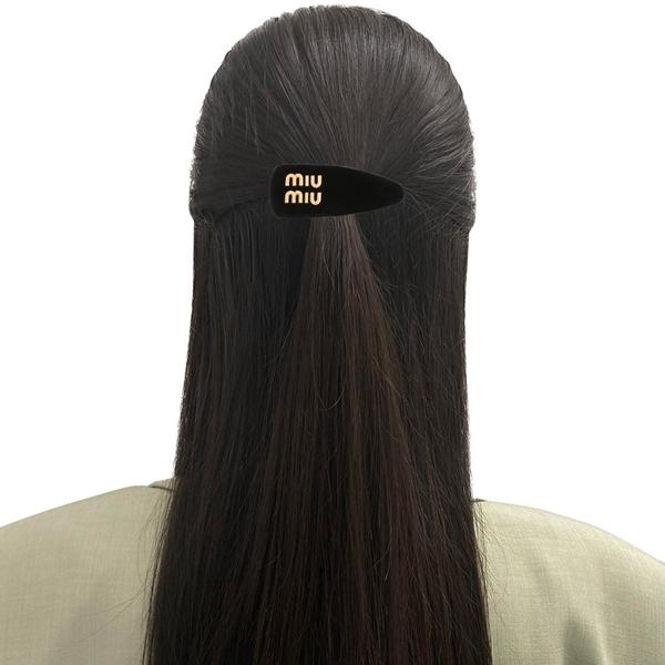 ミュウミュウ ヘアアクセサリー ロゴ ヘアクリップ ブラック ゴールド レディース MIU MIU 5IF092 068 F0002の画像