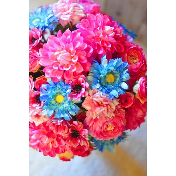 ビビットピンクとブルーのアーティフィシャルフラワーアレンジ「Amande