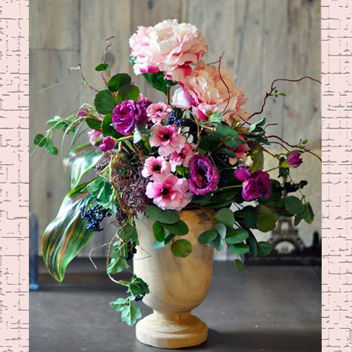 天然木の花器にアレンジされたアーティフィシャルフラワー