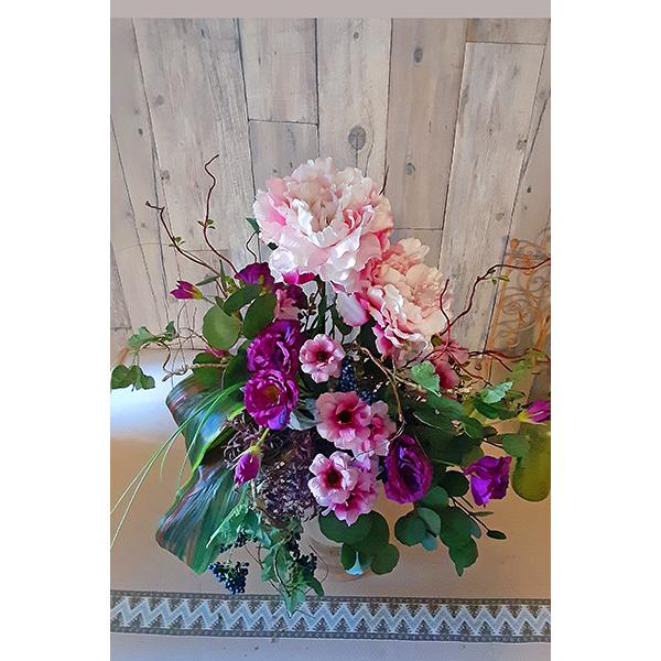 天然木の花器にアレンジされたアーティフィシャルフラワー