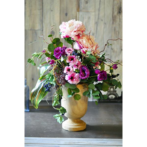 天然木の花器にアレンジされたアーティフィシャルフラワー