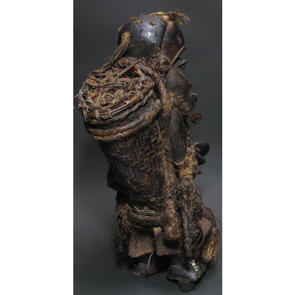 歪んだ顔と体の呪術像