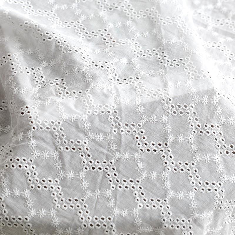可愛い刺繍花柄 綿レース レース生地 コットン 幅1 25ｍ 長さ3ｍ 洗えるマスク素材 アイレットレース ローンレース 綿100 布地 夏用 涼しい マスク用 C By 151 あじさい商店 通販 Yahoo ショッピング