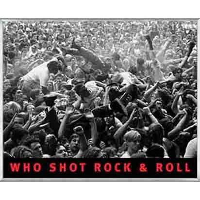 ポスター アート Who Shot Rock & Roll：Mosh Pit at End Fest（チャールズ ピーターソン） 額装品 アルミ製ベーシックフレーム
