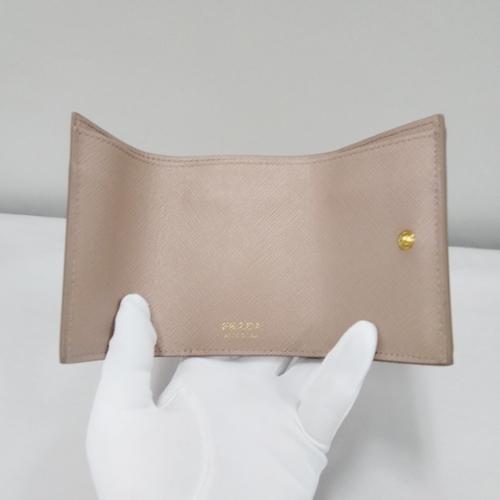 【爆買】プラダ PRADA サフィアー ノレザー 財布 三つ折り レディース ベージュ 1MH021QWA ミニ財布 ロゴの画像