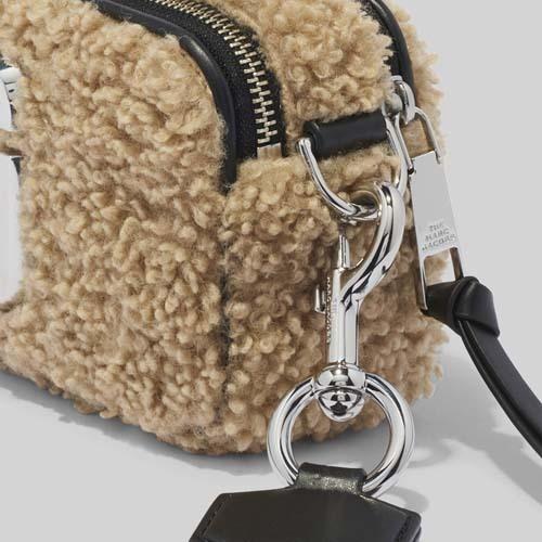 マークジェイコブス ショルダーバッグ モコモコ 秋冬 THE SNAPSHOT TEDDY レディース ブラック グレー ブラウン H130M06FA21 MARC JACOBS Gift バッグ G2140102549(19350円)