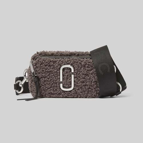 マークジェイコブス ショルダーバッグ モコモコ 秋冬 THE SNAPSHOT TEDDY レディース ブラック グレー ブラウン H130M06FA21 MARC JACOBS Gift バッグ G2140102549(19350円)