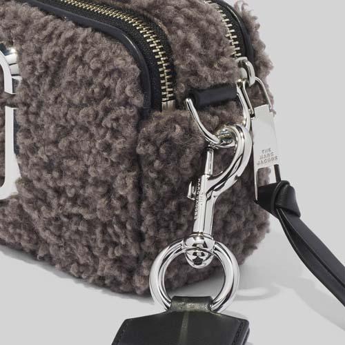 マークジェイコブス ショルダーバッグ モコモコ 秋冬 THE SNAPSHOT TEDDY レディース ブラック グレー ブラウン H130M06FA21 MARC JACOBS Gift バッグ G2140102549(19350円)