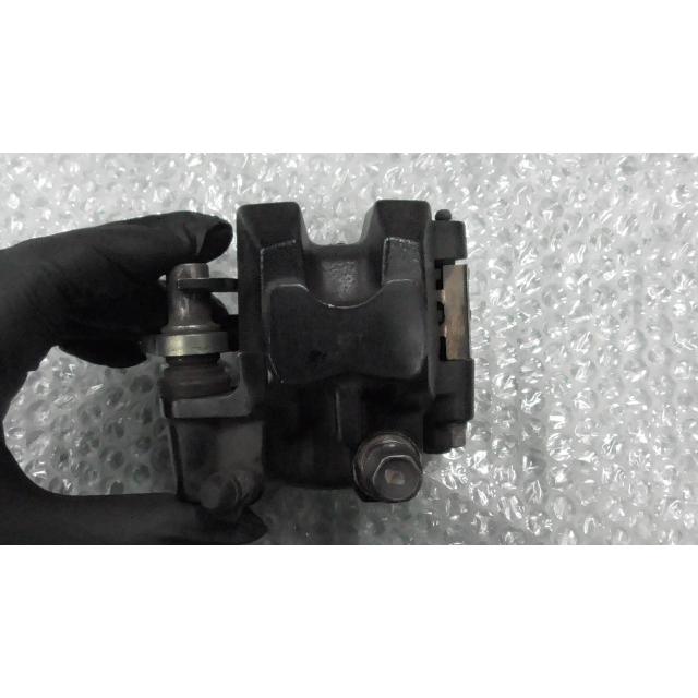 アドレス125 DT11A 片側2POTキャリパー アドレス125 DT11A-100xxx の ブレーキキャリパー *1649985346 中古
