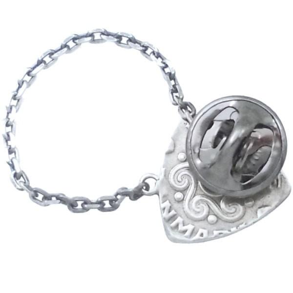 8月)ペリドット クローネ コイン チェーン ピック シルバー ピンバッジ