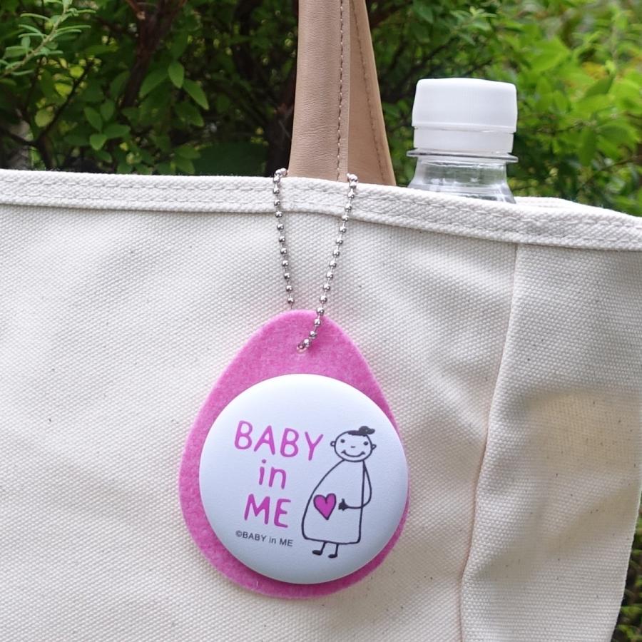 マタニティマークBABY in ME（R）マタニティふっくらバッジ白 キーホルダータイプに使えるアタッチメント付き |  | 02