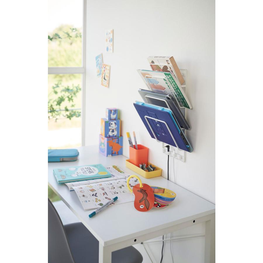 充電スタンド 山崎実業 正規品 tower タワー 石こうボード壁対応ウォールタブレットホルダー 4段 充電ステーション  ホワイト | tower | 03