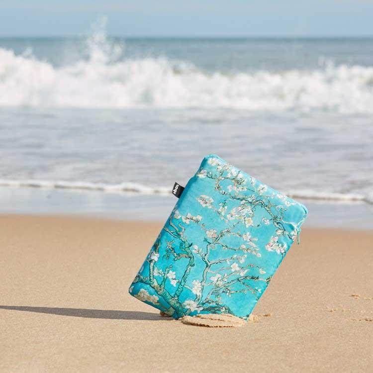 ノートパソコンケース ローキー LOQI Recycled Lap Top Sleeve13' PCケース ラップトップスリーブ13インチ ヴィンセント・ヴァン・ゴッホ / アーモンドの木の花 | LOQI | 01