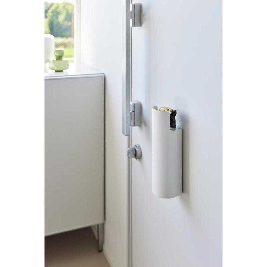 スプレーホルダー 山崎実業 正規品 tower タワー マグネット目隠しスプレーホルダー スプレー缶ホルダー  8237 ホワイト | tower | 02