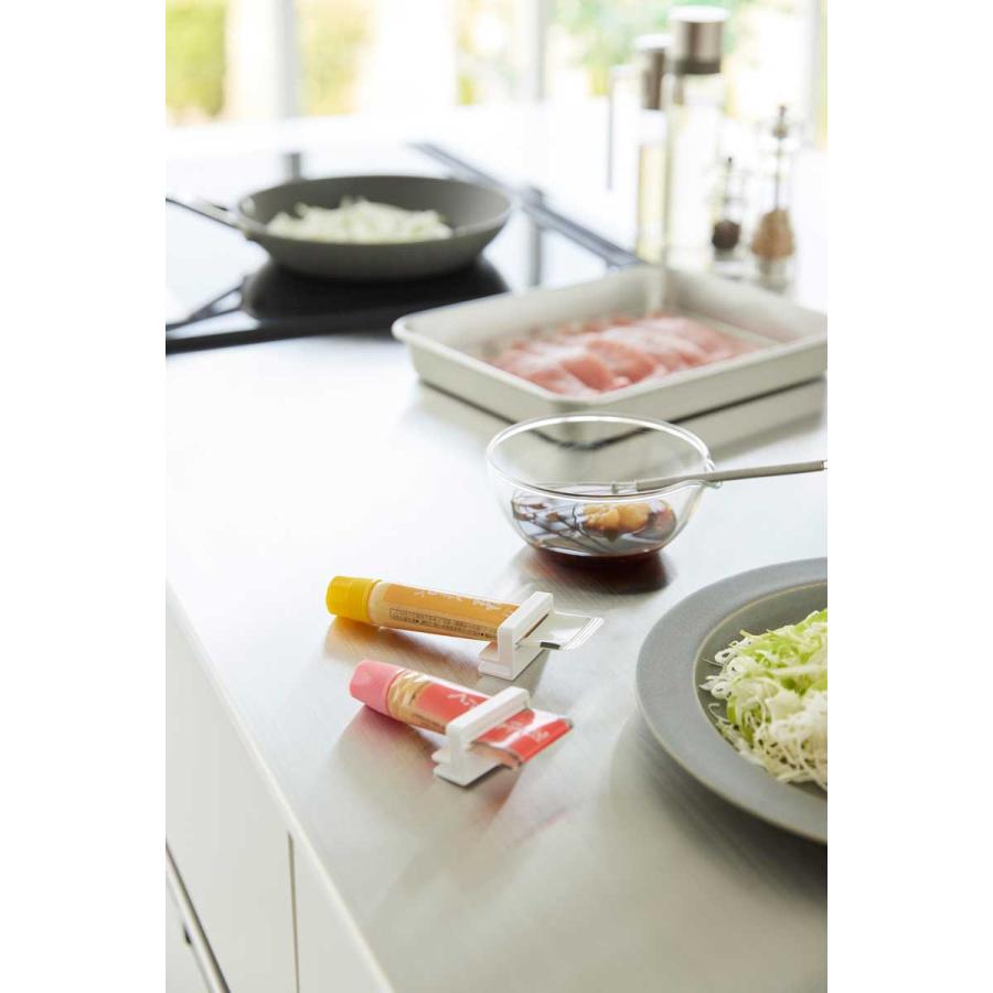 薬味チューブホルダー 山崎実業 正規品 tower タワー 引っ掛け絞れる薬味チューブホルダー 3個組 冷蔵庫内収納  10474 ホワイト | tower | 04
