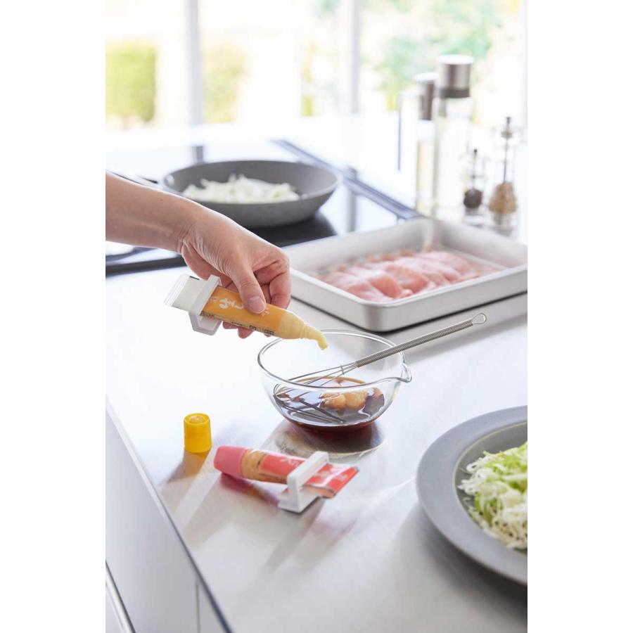 薬味チューブホルダー 山崎実業 正規品 tower タワー 引っ掛け絞れる薬味チューブホルダー 3個組 冷蔵庫内収納  10474 ホワイト | tower | 05