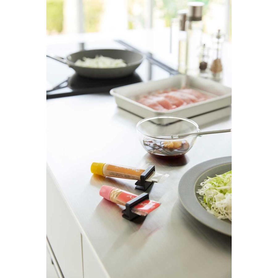 薬味チューブホルダー 山崎実業 正規品 tower タワー 引っ掛け絞れる薬味チューブホルダー 3個組 冷蔵庫内収納  10475 ブラック | tower | 04