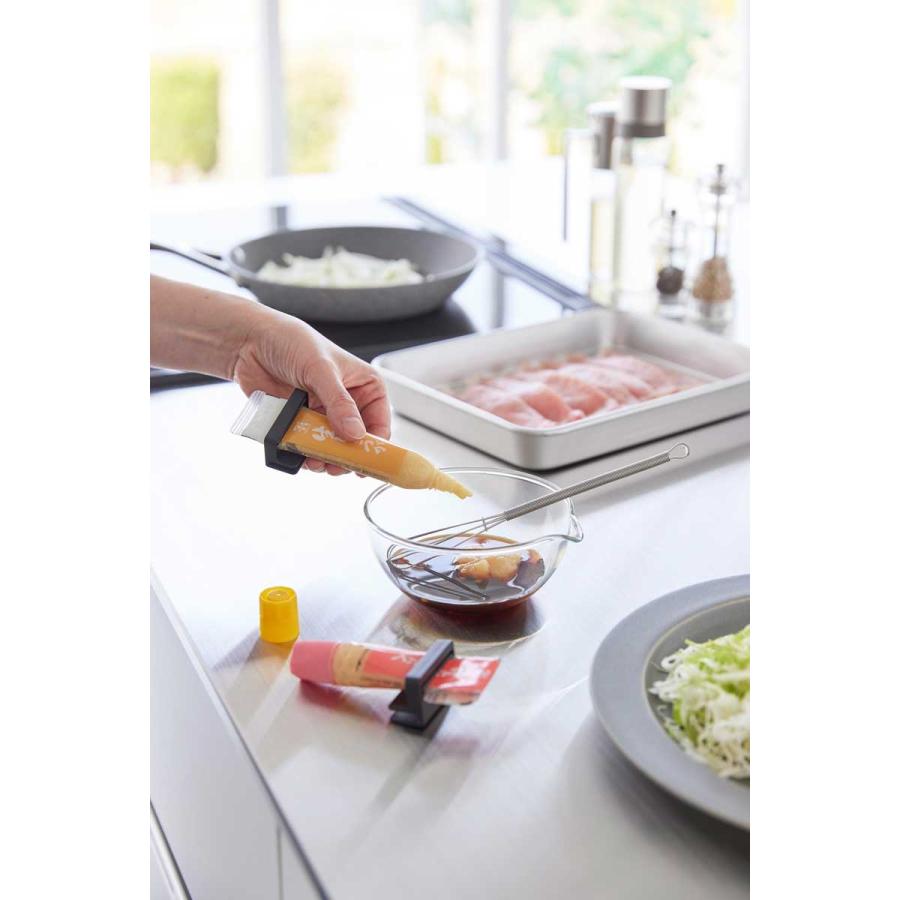 薬味チューブホルダー 山崎実業 正規品 tower タワー 引っ掛け絞れる薬味チューブホルダー 3個組 冷蔵庫内収納  10475 ブラック | tower | 05