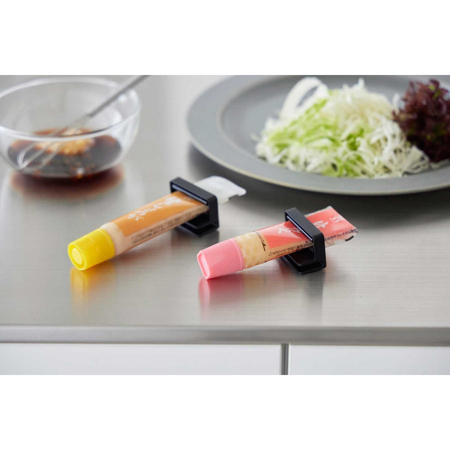 薬味チューブホルダー 山崎実業 正規品 tower タワー 引っ掛け絞れる薬味チューブホルダー 3個組 冷蔵庫内収納  10475 ブラック | tower | 07