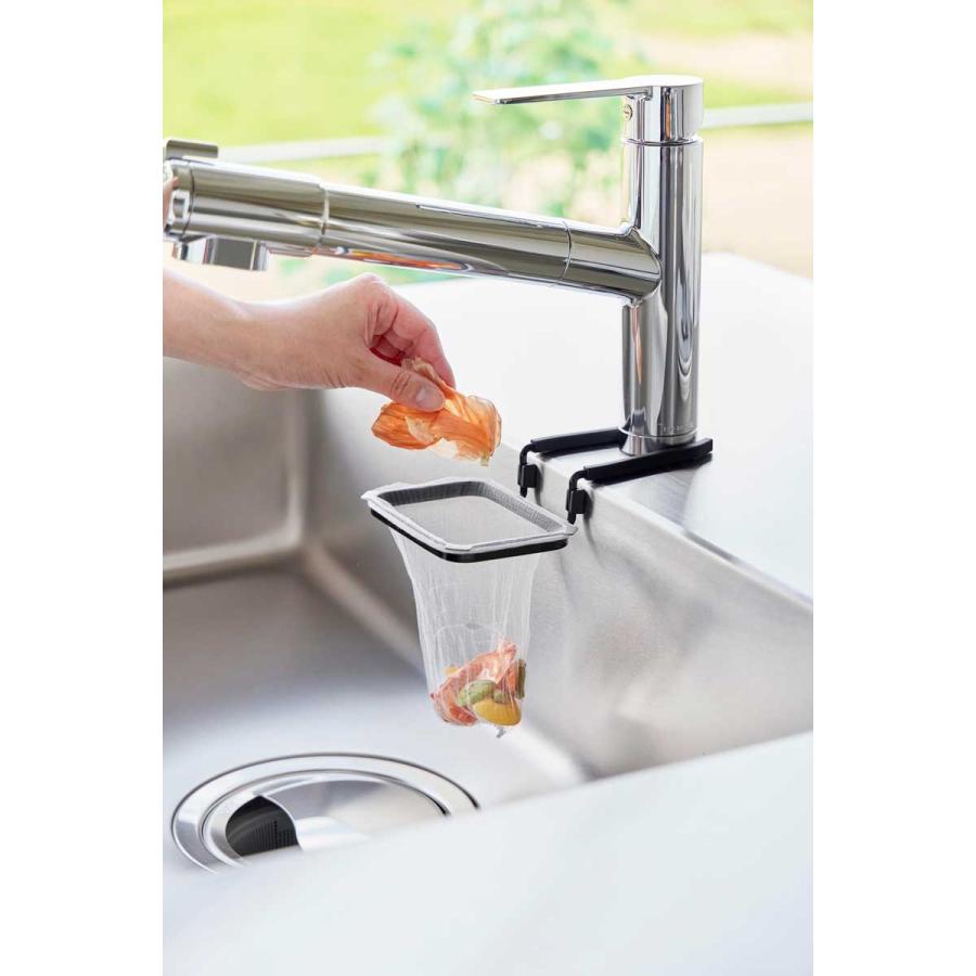 水切りネットホルダー 山崎実業 正規品 tower タワー 蛇口にかける水切りネットホルダー 三角コーナー  10516 ブラック | tower | 02