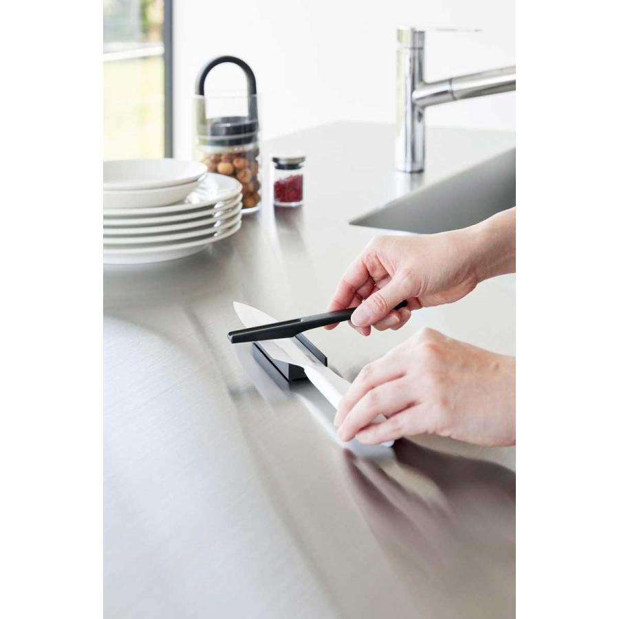 砥石 山崎実業 正規品 tower タワー セラミックナイフ用シャープナー 包丁研ぎ器  10364 ブラック | tower | 02