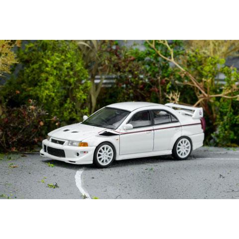 MOTORHELIX 1/64 Mitsubishi Lancer Evolution VI GSR T.M.E Scotia White (M64305) | 