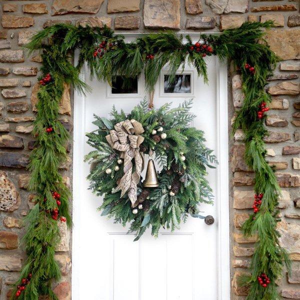 人工のクリスマスリースの装飾、クリスマスコレクション、正面玄関の屋内および屋外のホームパーティーのための壁に取り付けられた松葉クリスマスリー