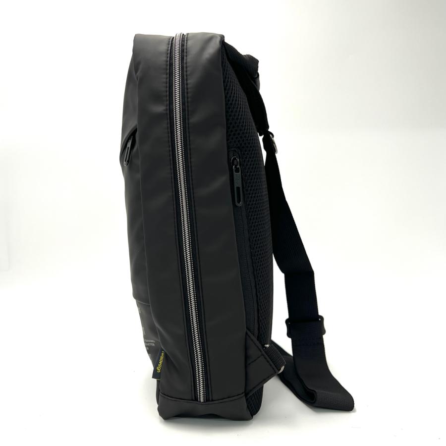 リアルデザイン ボディバッグ 大きめ シンプル A4 軽量 保冷ポケット