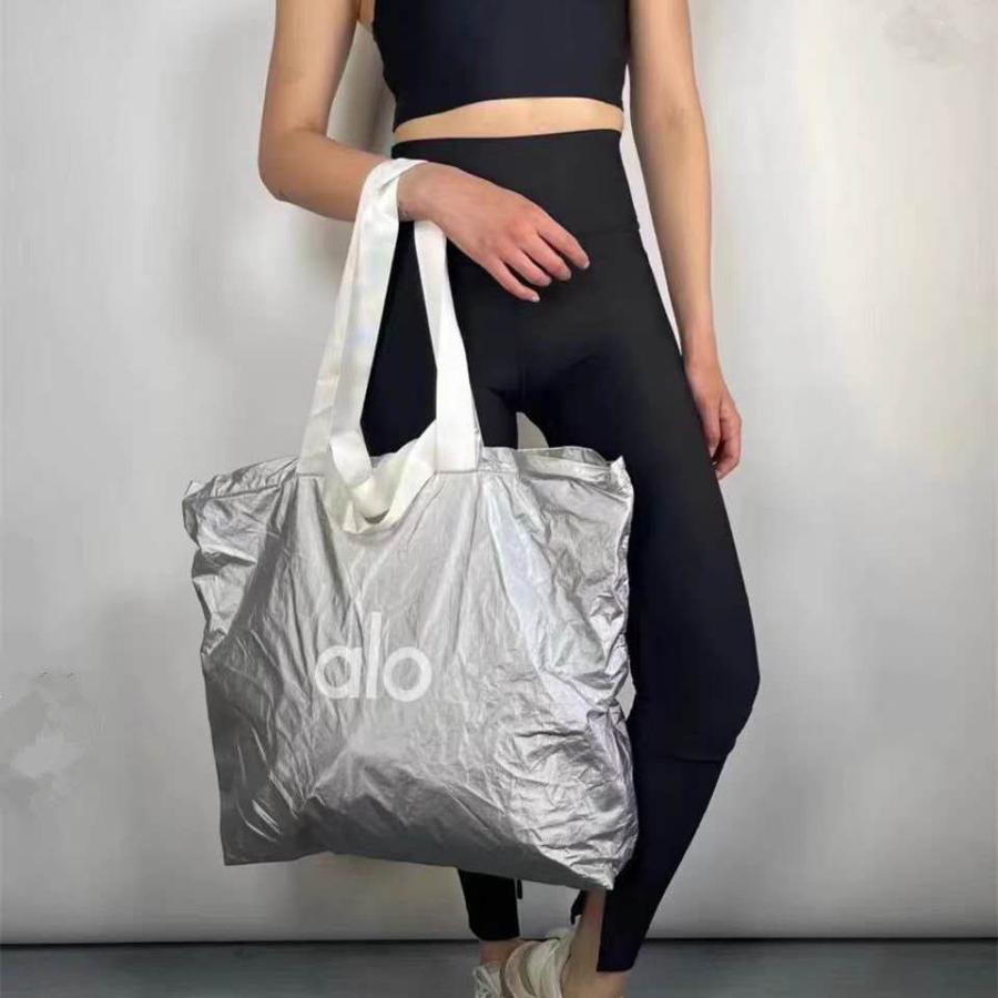 Alo yoga シルバー トートバッグ 軽量 ジム ヨガ 旅行 エコバッグ Alo Yoga (訳あり）Alo Yoga アロヨガ バッグ トート シルバー 銀色