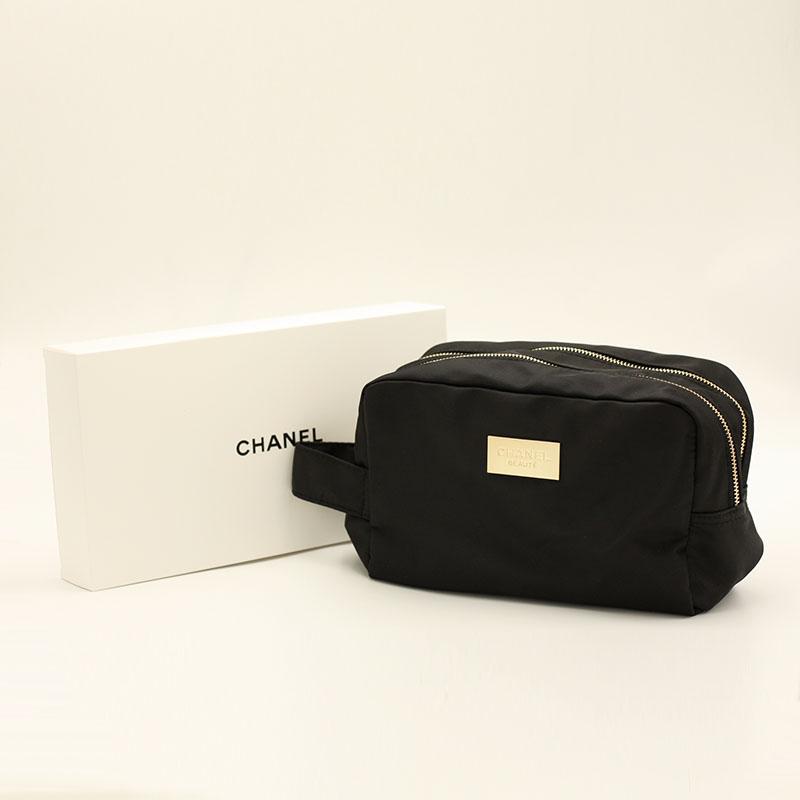 CHANEL 【ノベルティ】 シャネル ポーチ サテン ナイロン 大きめ CHANEL 【ノベルティ】 シャネル ポーチ サテン ナイロン 大きめ