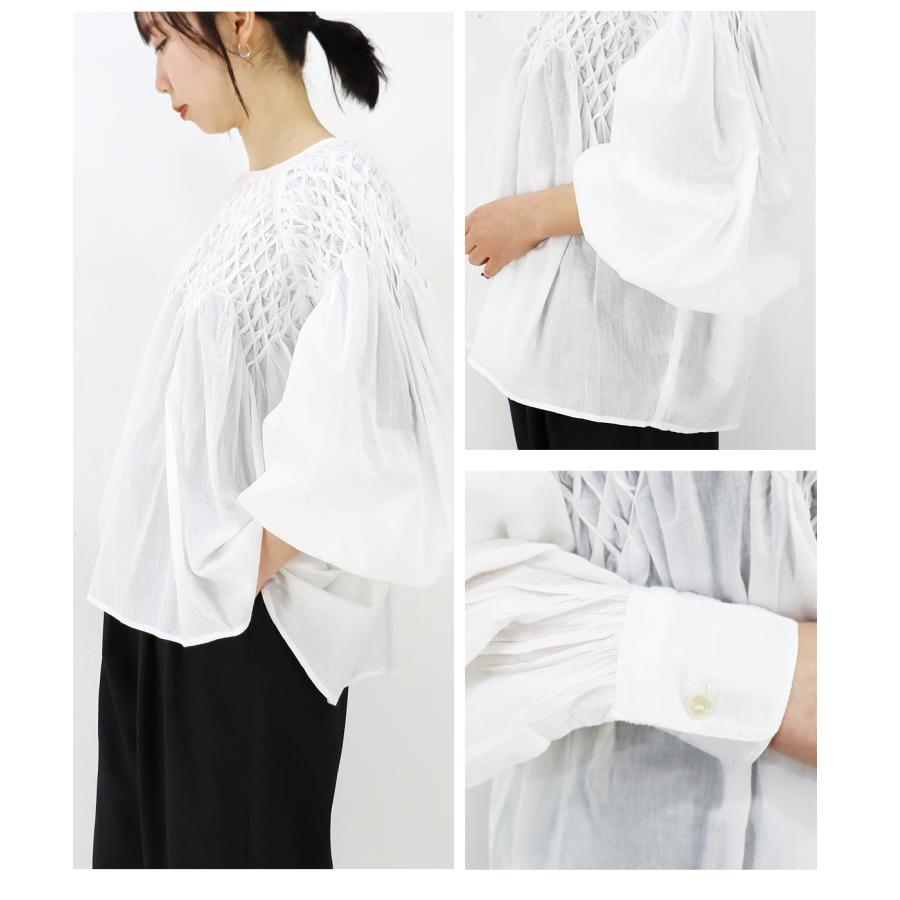 doux bleu (ドゥーブルー)ハンドスモッキング刺繍ブラウス【2025 doux bleu (ドゥーブルー)ハンドスモッキング刺繍ブラウス【2025