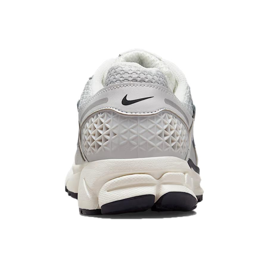 NIKE（ナイキ） 女性 レディース シューズ W ZOOM VOMERO 5 ウィメンズ