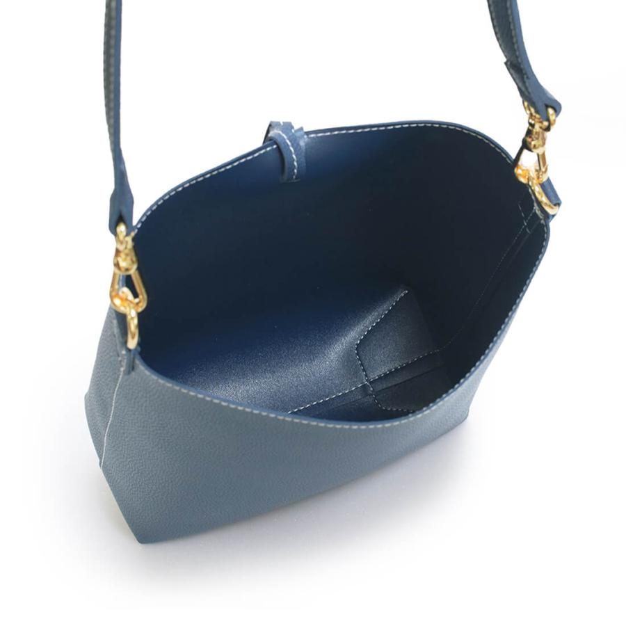 BarcosBlue（バルコスブルー） タッセル付きショルダーバッグ