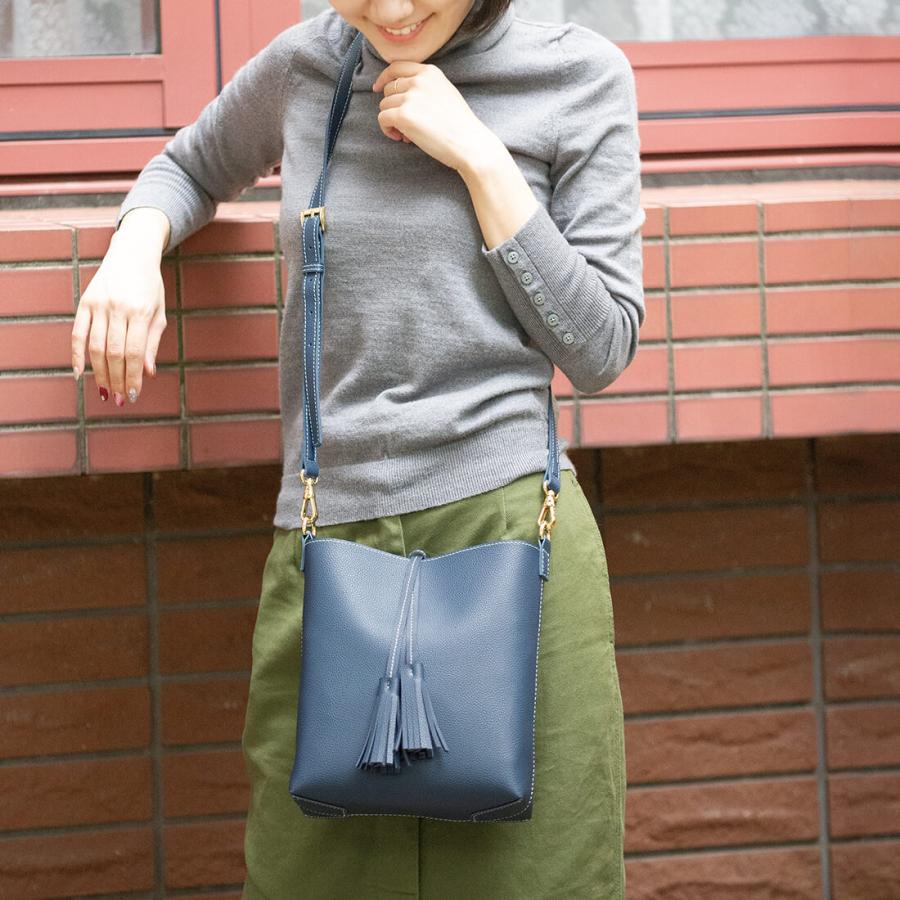 BarcosBlue（バルコスブルー） タッセル付きショルダーバッグ
