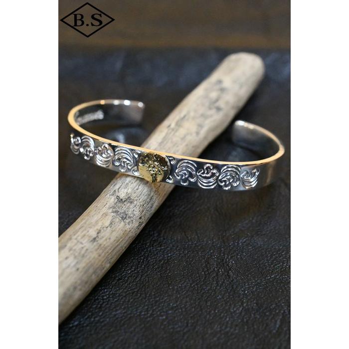 ファーストアローズ 平打 8mm カラ草彫り バングル 18k 唐草 楽天市場】ポイント2倍!!ファーストアローズ K18付 甲丸カラ草