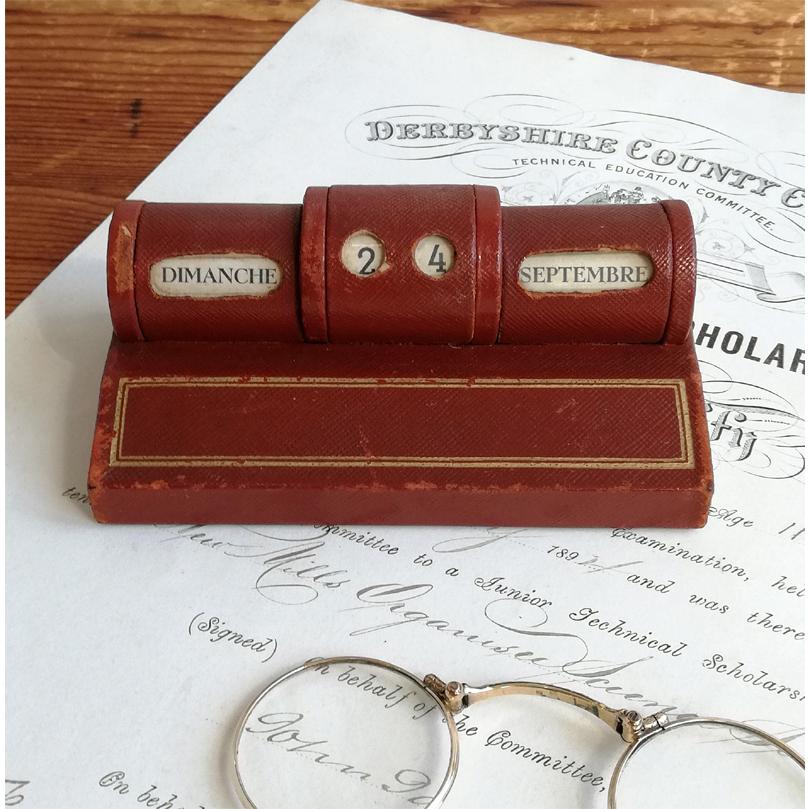 レザー張り 卓上万年カレンダー フランスヴィンテージ : BAU ANTIQUES